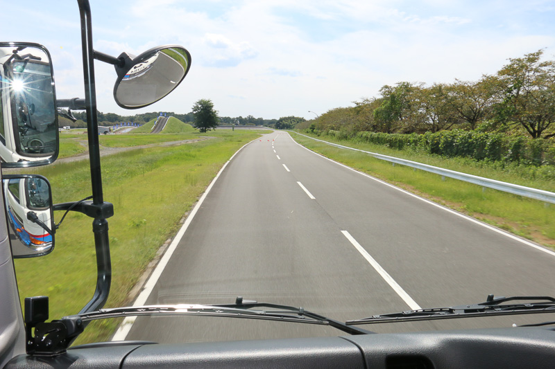 80km/hほどの走行中に、直線でレーンチェンジを実施