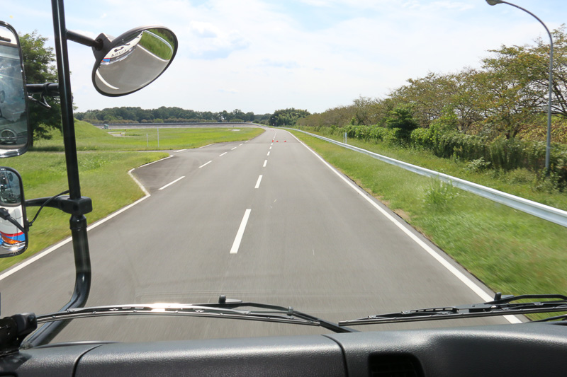 80km/hほどの走行中に、直線でレーンチェンジを実施