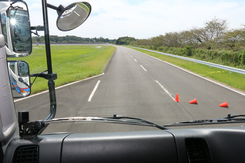 80km/hほどの走行中に、直線でレーンチェンジを実施