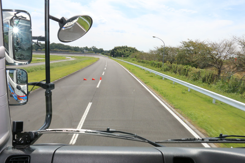 80km/hほどの走行中に、直線でレーンチェンジを実施