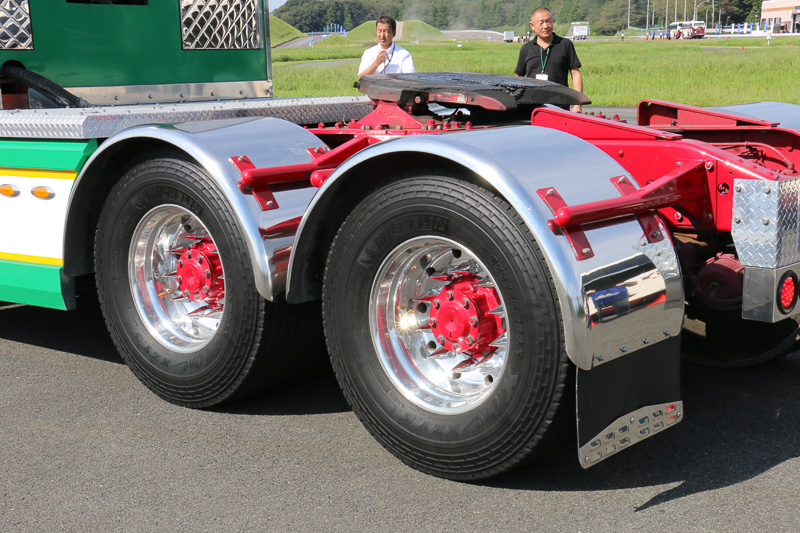 試乗車として供与された貴（Taka）の「三菱ふそうトラック・バス スーパーグレート」。こちらもリアの4輪がX One