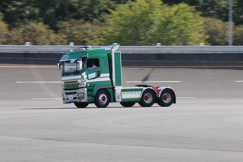 定常円旋回や8の字走行で、大きな抵抗なく追従するワイドシングルタイヤのメリットを体感しているシーン