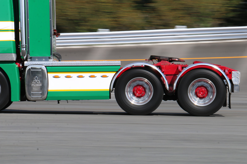 定常円旋回や8の字走行で、大きな抵抗なく追従するワイドシングルタイヤのメリットを体感しているシーン