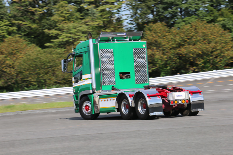 定常円旋回や8の字走行で、大きな抵抗なく追従するワイドシングルタイヤのメリットを体感しているシーン