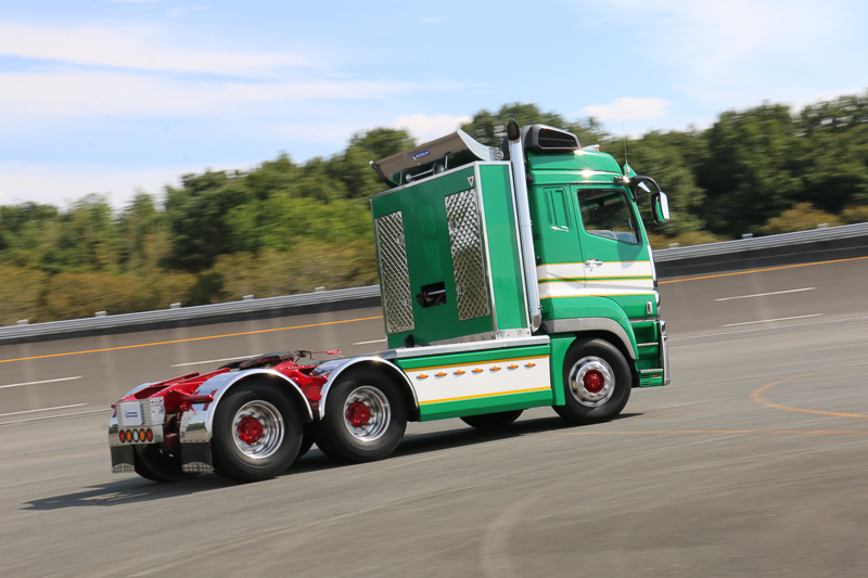 定常円旋回や8の字走行で、大きな抵抗なく追従するワイドシングルタイヤのメリットを体感しているシーン