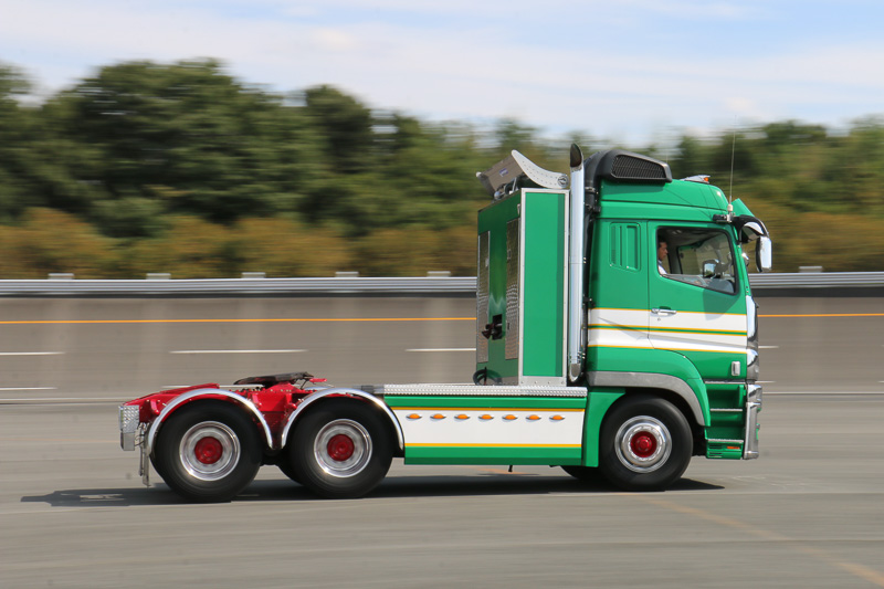 定常円旋回や8の字走行で、大きな抵抗なく追従するワイドシングルタイヤのメリットを体感しているシーン