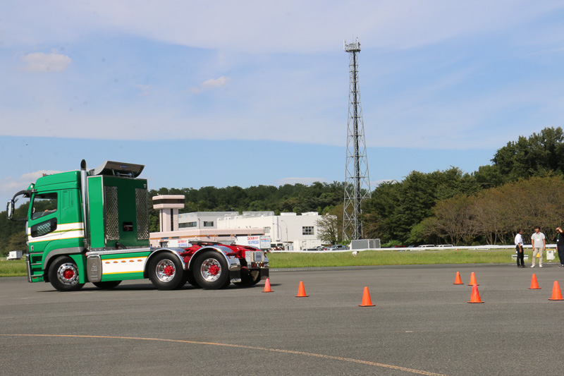 小型のパイロンで指定した駐車エリアにバックで入っていくところ