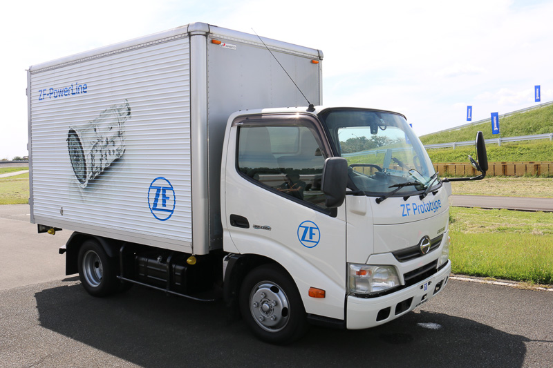 日野「デュトロ」をベースに、ZF製の8速ATを搭載したプロトタイプ車両