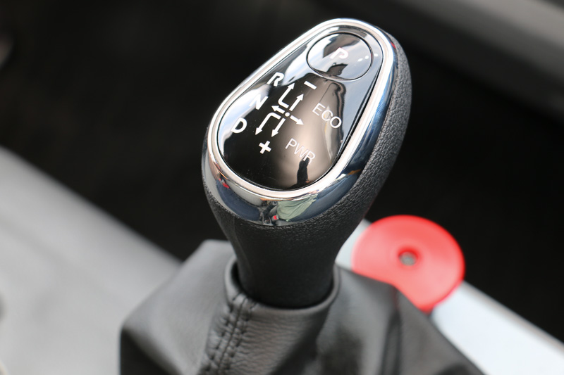 通常のデュトロと大きく異なるのは、車内の中央に設置されたシフトセレクター。バイワイヤー式の8速ATで、マニュアル変速モードも備えている