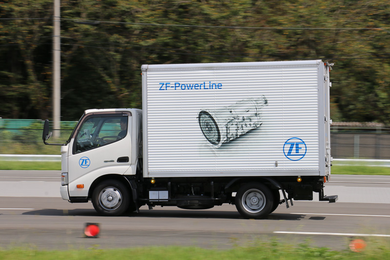 試乗は高速周回路に加えて登坂路でも実施。坂の途中で一時停止して再発進するメニューとなっており、ゆっくりとペダルの踏み替えるとわずかに後退したものの、最大積載状態であることを感じさせない滑らかな坂道発進となった