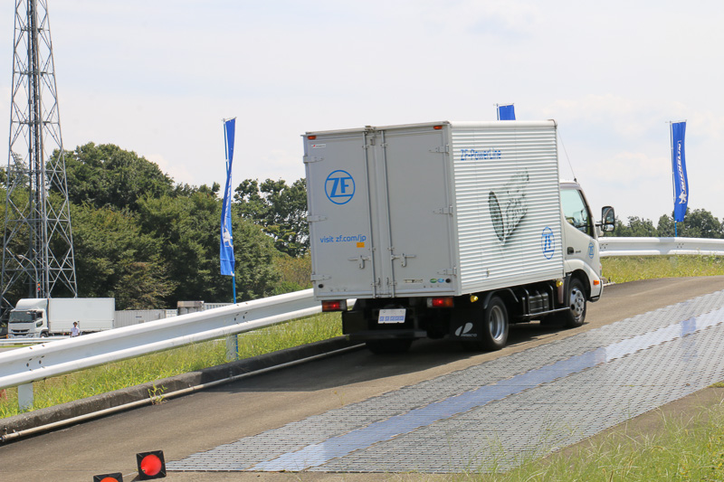 試乗は高速周回路に加えて登坂路でも実施。坂の途中で一時停止して再発進するメニューとなっており、ゆっくりとペダルの踏み替えるとわずかに後退したものの、最大積載状態であることを感じさせない滑らかな坂道発進となった
