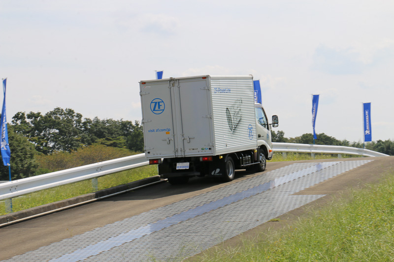 試乗は高速周回路に加えて登坂路でも実施。坂の途中で一時停止して再発進するメニューとなっており、ゆっくりとペダルの踏み替えるとわずかに後退したものの、最大積載状態であることを感じさせない滑らかな坂道発進となった