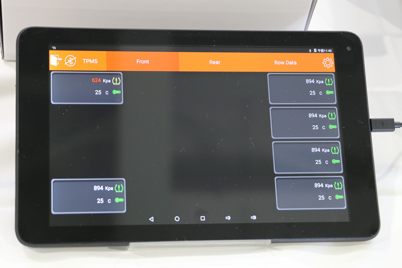 純正装着の表示をシンプル化したことに合わせ、Bluetoothを使ったモニター表示を開発。空気圧のリアルタイム表示に加え、空気圧の履歴やトレーラーなどの単位でのデータ管理も可能