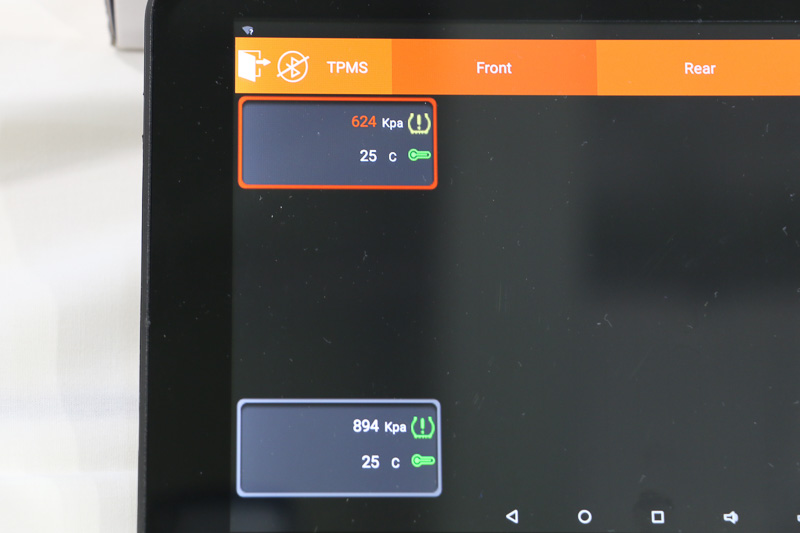 純正装着の表示をシンプル化したことに合わせ、Bluetoothを使ったモニター表示を開発。空気圧のリアルタイム表示に加え、空気圧の履歴やトレーラーなどの単位でのデータ管理も可能