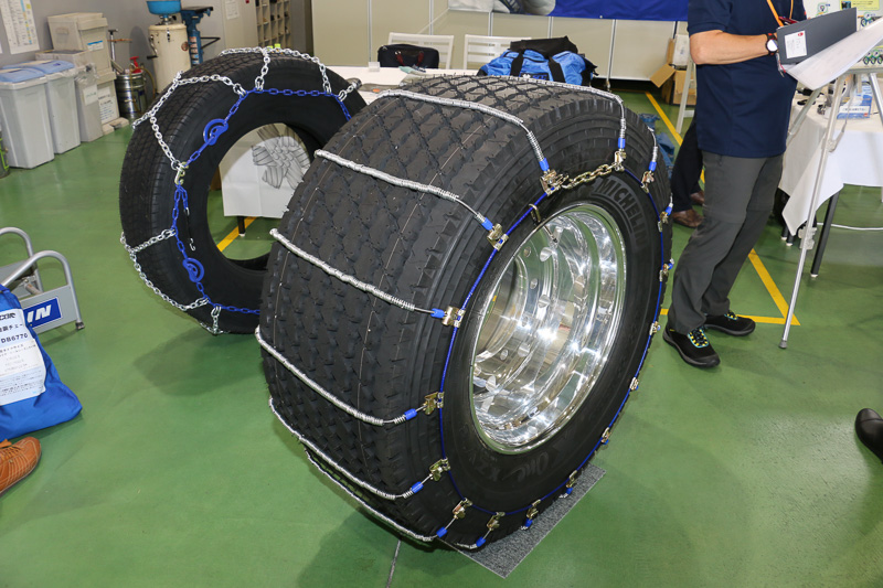 SCC Japanのブースでは、X Oneに対応するタイヤチェーンが展示されていた