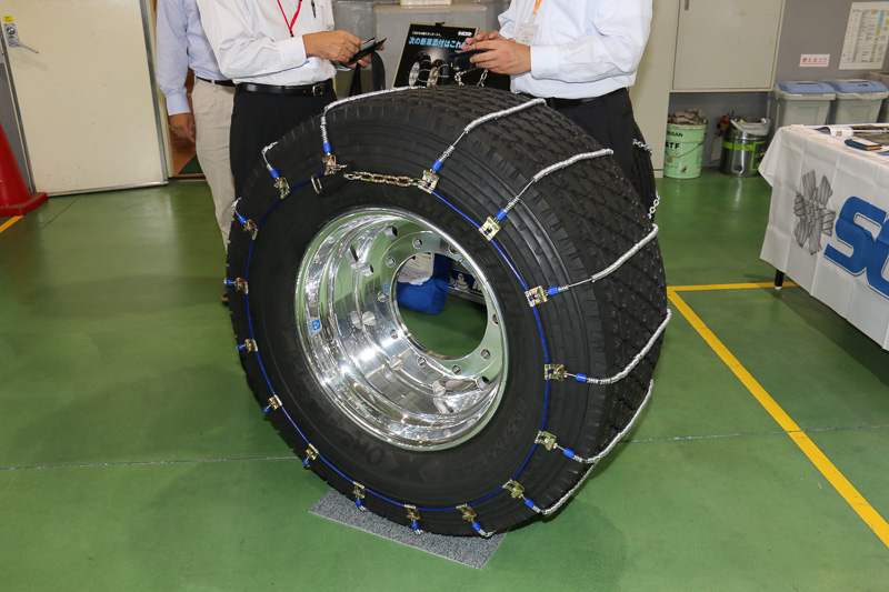 SCC Japanのブースでは、X Oneに対応するタイヤチェーンが展示されていた