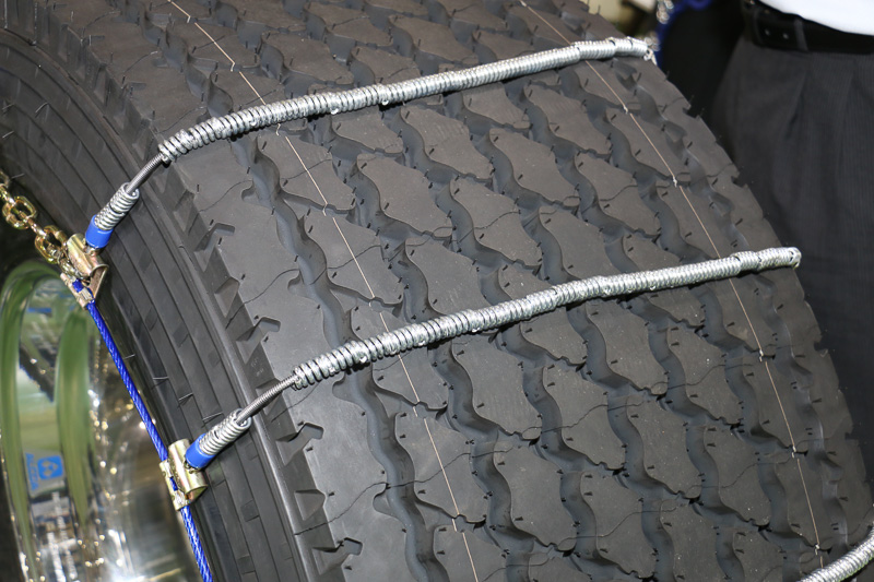 SCC Japanのブースでは、X Oneに対応するタイヤチェーンが展示されていた