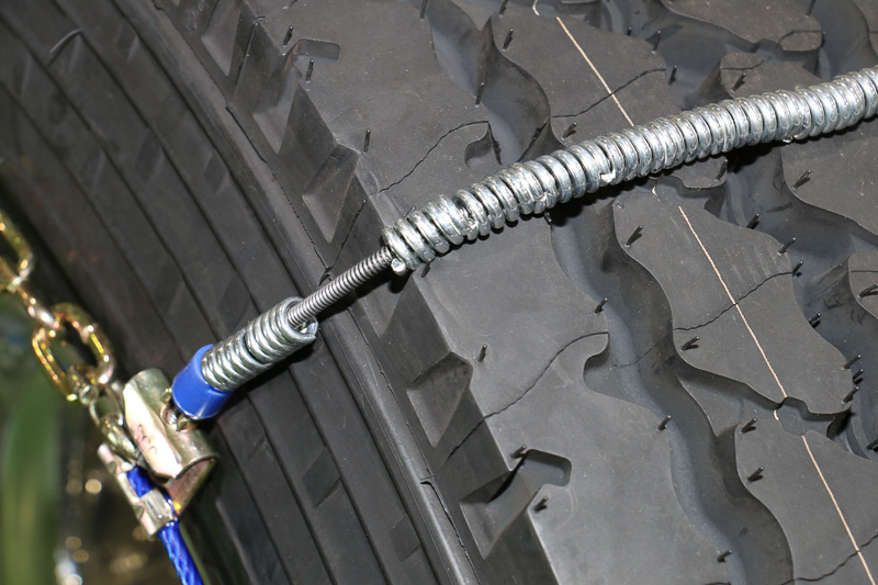 SCC Japanのブースでは、X Oneに対応するタイヤチェーンが展示されていた