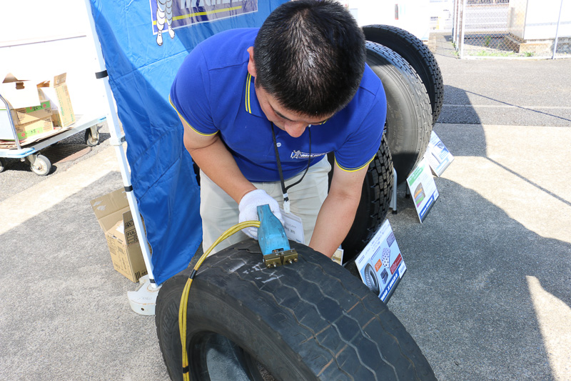 ミシュランの担当者によるリグルーブの実演