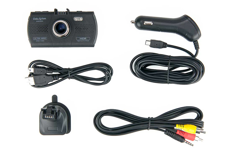 DVR3000の主な付属品。このほかに16GBのmicroSDカードも付属する