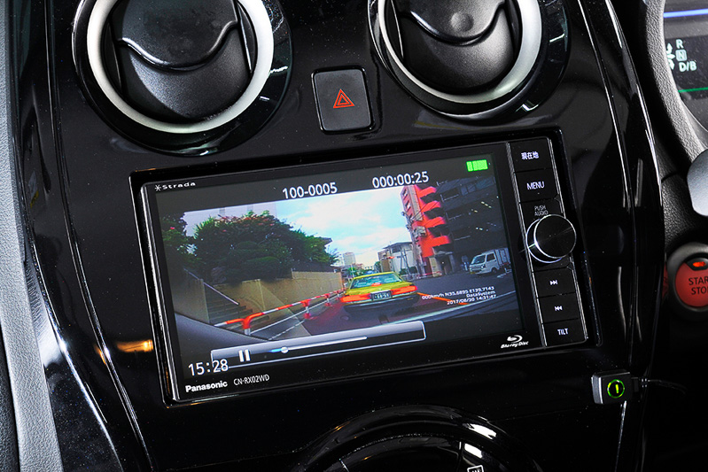 本体背面にある3.0インチのワイドモニターのほか、外部出力でカーナビなどの画面でも録画中の映像や記録データを確認できる