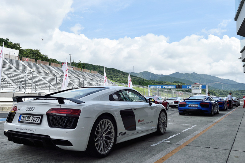 ピットにずらりと並ぶR8。本イベントのためにドイツから空輸されたもの