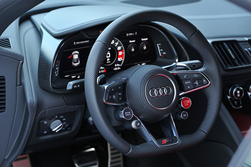 コクピットへ乗り込み、多機能なステアリングホイールを操作