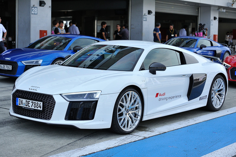 ドイツ本国仕様ということで左ハンドル車