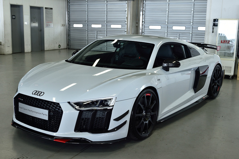 Audi Sport performance partsを装着したR8。各種パーツによってR8 LMS GT4の同様のパフォーマンスイメージを市販のR8に加えることができる
