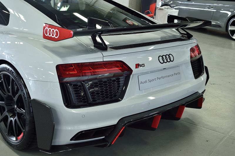 Audi Sport performance partsを装着したR8。各種パーツによってR8 LMS GT4の同様のパフォーマンスイメージを市販のR8に加えることができる