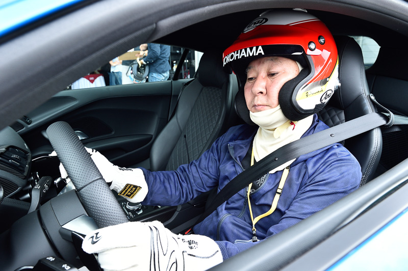 コクピットへ乗り込み、多機能なステアリングホイールを操作