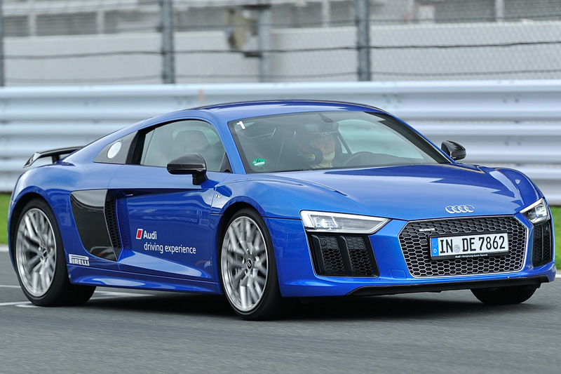 国際レーシングコースをR8で走る