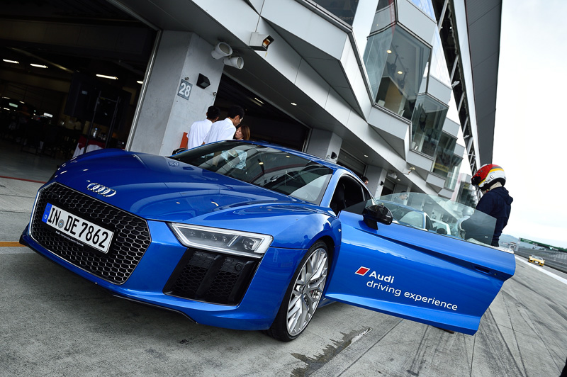 コクピットへ乗り込み、多機能なステアリングホイールを操作