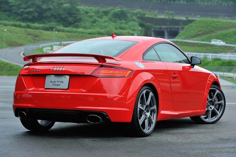 400PS/480Nmを発生する2.5リッターの直列5気筒TFSIエンジンを搭載。RS専用機能が追加された最新のバーチャルコックピットを装備する