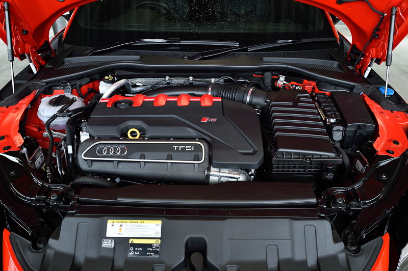 400PS/480Nmを発生する2.5リッターの直列5気筒TFSIエンジンを搭載。RS専用機能が追加された最新のバーチャルコックピットを装備する