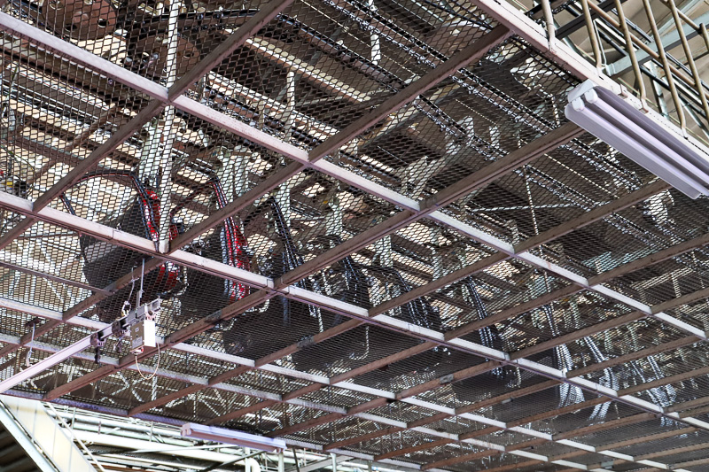 工場内で式典が行なわれたため、頭上にはドアが並んでいた