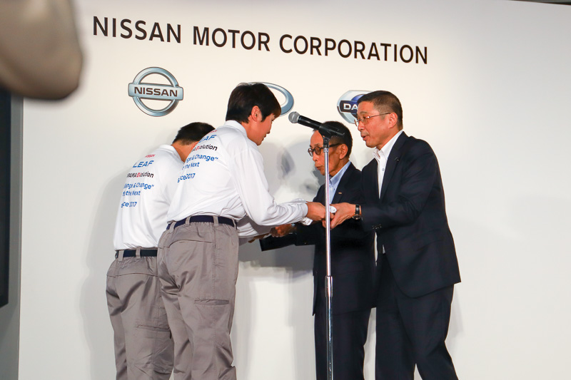 追浜工場のスタッフによるポロシャツの贈呈