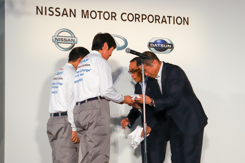 追浜工場のスタッフによるポロシャツの贈呈