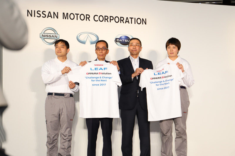 追浜工場のスタッフによるポロシャツの贈呈