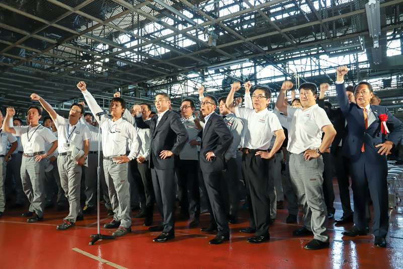 式典の最後には、「この追浜工場で生まれ育ち、世界で走り続ける100％電気自動車リーフを、我々追浜工場に携わるすべての人々が、ぶっちぎりの技術と卓越した技能と英知を結集し、この新型リーフをお客様のもとへ届けるために、追浜工場一丸となって頑張るぞー！」と、参加者全員で掛け合いコールが行なわれた