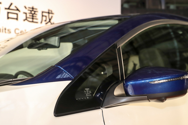 西川氏と山内氏が登場する際に使用された新型リーフ。ボディカラーはブリリアントホワイトパール/オーロラフレアブルーパールの2トーンカラー