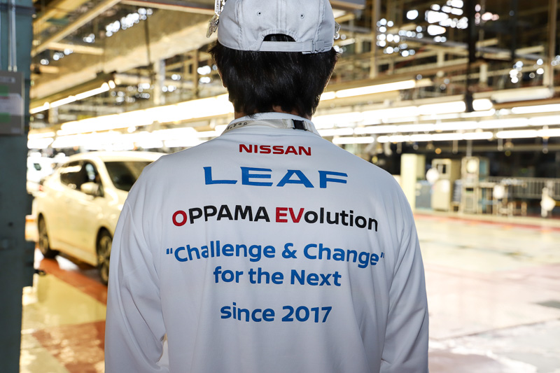 贈呈されたポロシャツは、式典に出席していたスタッフが同じものを揃って着用していた