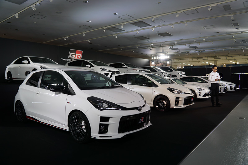 左からGRMNモデルの「ヴィッツ」、GRモデルの「ヴィッツ」「86」、GR SPORTモデルの「アクア」「プリウスPHV」