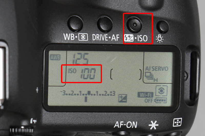 ISOと書かれた「ISO感度設定/ストロボ補正ボタン」を押して電子ダイヤルを回しISO100に設定する