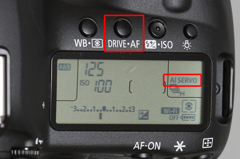AFの設定は「DRIVE・AF」と書かれたボタンを押し、電子ダイヤルを回し「AI SERVO」に設定しよう