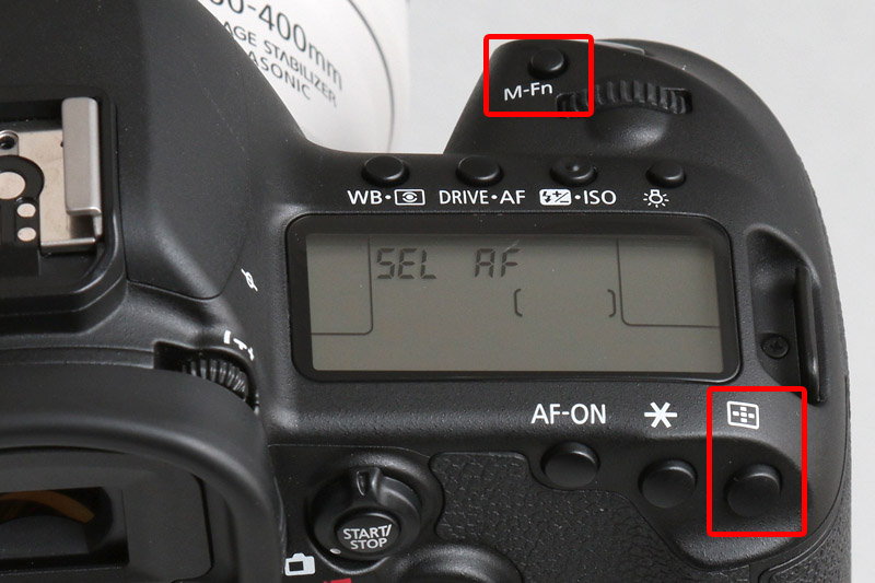 「AFフレーム選択ボタン」を押すとファインダー内でAFポイントが赤点滅するので、M-Fn（マルチファンクションボタン）を押して測距エリアを選択する