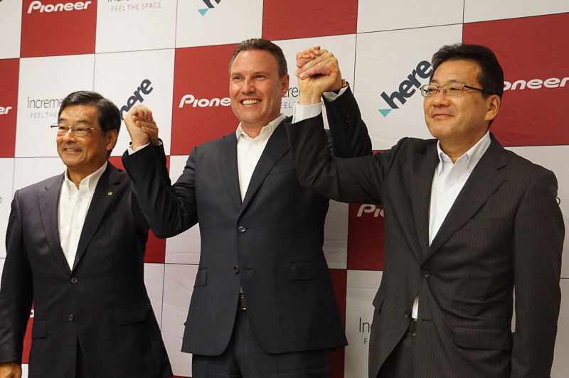 写真左から、提携を発表したパイオニア株式会社 代表取締役 兼 社長執行役員 小谷進氏、HERE Technologies CEO エザード・オーバービーク氏、株式会社インクリメントP 代表取締役社長 神宮司巧氏