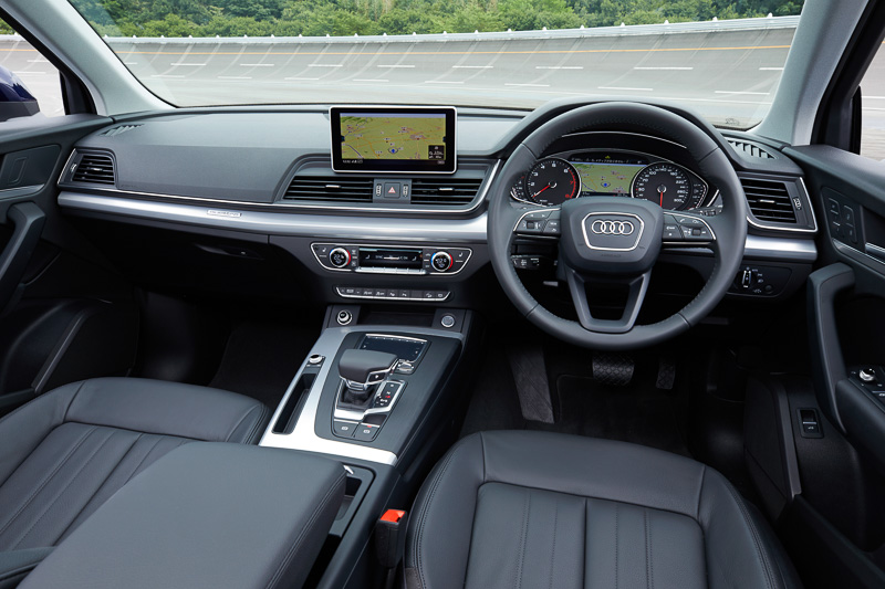 アルミランバス仕上げのデコラティブパネルなどを採用したインテリア