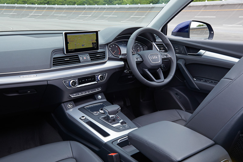 アルミランバス仕上げのデコラティブパネルなどを採用したインテリア