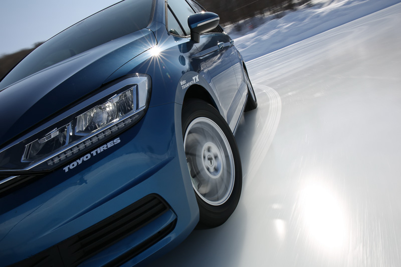 テストコースにはハンドリングの特性を確かめるパイロンスラロームやアイス性能を確かめるアイス路面が用意される